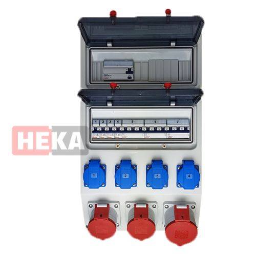 Elektrische Schalttafel mit Sicherungsautomaten und mehreren farbcodierten Stromsteckdosen, einschließlich blauer und roter Varianten.