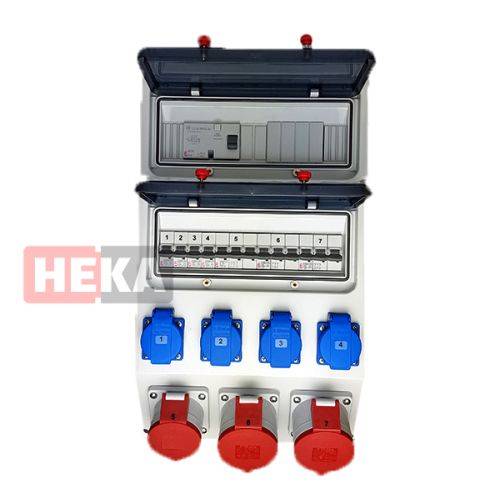 Elektrische Schalttafel mit Schutzabdeckungen, beschrifteten Schaltern, blauen und roten Stromsteckdosen und einem Logo an der Seite.