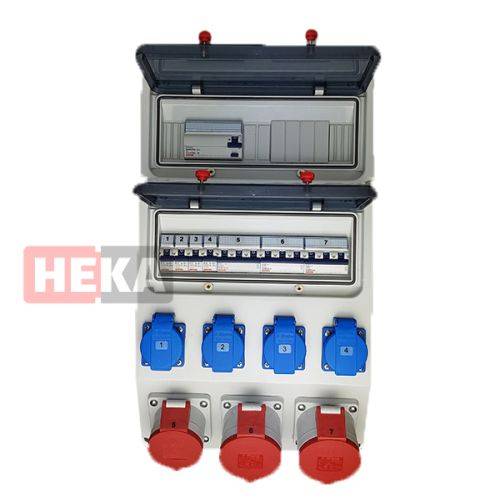 Elektrische Verteilerdose mit mehreren blauen und roten Stromsteckdosen und Schaltern, an der Seite mit 'HEKA' beschriftet, zur Stromverwaltung verwendet.