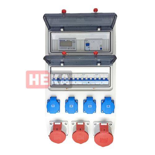 Elektrische Verteilerbox mit mehreren Sicherungsautomaten und Steckdosen, einschließlich blauer und roter Steckdosen, mit der Beschriftung ‚HEMA'.
