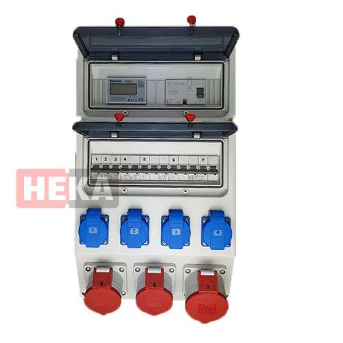 „Elektrische Schalttafel mit beschrifteten Schaltern und Steckdosen. Blaue und rote Steckdosen sind unterhalb einer Reihe von Schaltern angeordnet, die von einem Schutzdeckel umschlossen sind.