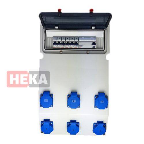 Elektrische Verteilerdose mit sechs blauen Stromsteckdosen, von 1 bis 6 beschriftet, und einer Reihe von Sicherungen unter einer transparenten Abdeckung.