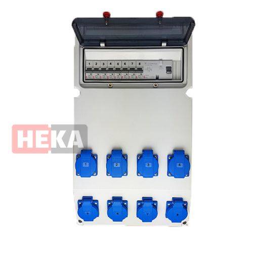 Elektrische Verteilerdose der Marke 'HEKA' mit beschrifteten Sicherungsautomaten und acht blauen Steckdosen darunter.