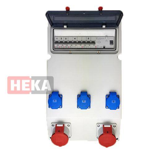 Ein weißes Elektropanel mit mehreren blauen und roten Steckdosen und Schaltern. Das Panel verfügt über eine transparente Abdeckung und ein sichtbares 'HEKA'-Etikett.