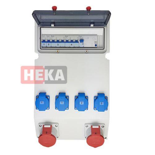 Elektrische Verteilerdose mit transparentem Deckel, auf dem Sicherungsautomaten und vier blaue Steckdosen von 1 bis 4 zu sehen sind. Zwei rote Steckdosen befinden sich am unteren Rand.