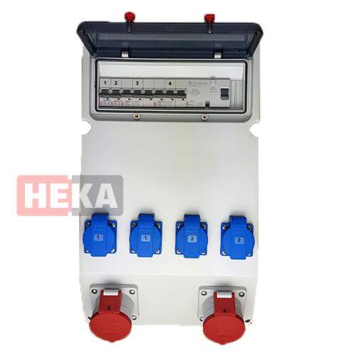 Elektrische Verteilerdose mit blauen und roten Steckdosen und Schaltern, links mit 'HEKA' beschriftet. Sie wird zur Verwaltung von Stromverbindungen verwendet.