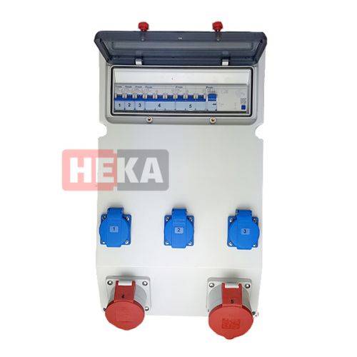 Weiße Wandmontierte Elektroverteilerdose mit 'HEKA' Logo, ausgestattet mit mehreren blauen und roten Steckdosen an der Frontseite und beschrifteten Schaltern, die durch eine transparente Abdeckung sichtbar sind.