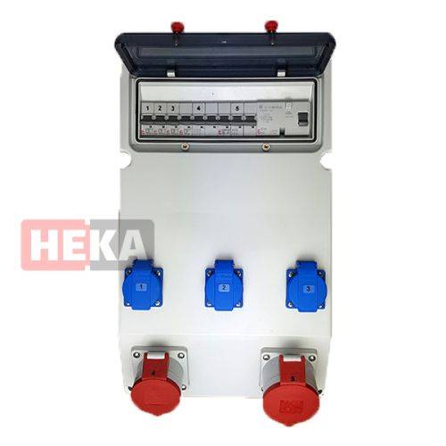 Elektrische Schalttafel der Marke 'HEKA' mit Sicherungsautomaten, drei blauen Steckdosen und zwei roten Steckdosen im unteren Abschnitt.