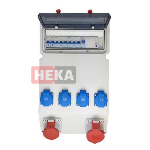 Eine weiße elektrische Verteilerdose mit einer transparenten Abdeckung oben, die Schalter und Messgeräte zeigt, und mehreren blauen und roten Steckdosen darunter.