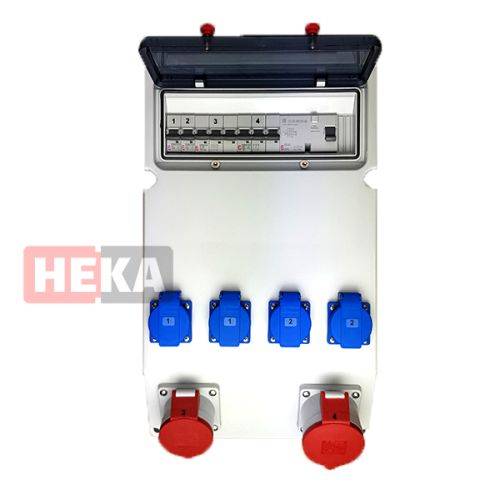 Elektrische Verteilerdose der Marke 'HEKA' mit Schaltern oben, vier blauen und zwei roten Steckdosen unten.