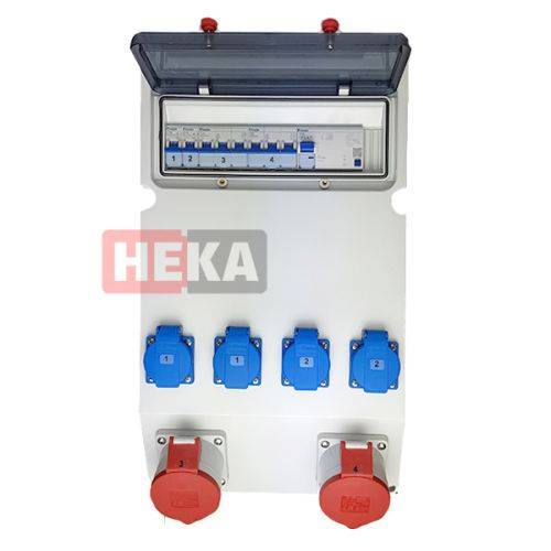 Elektrische Verteilerdose mit mehreren blauen und roten Steckdosen und einem beschrifteten Sicherungskasten.