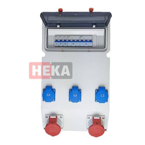 Eine elektrische Verteilerdose mit mehreren blauen und roten Steckdosen, einem geöffneten Panel mit Schaltern und einem Markenlogo 'HEKA' auf der Vorderseite.