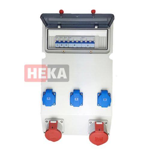 Elektrische Verteilerdose der Marke 'HEKA' mit transparentem Deckel, der Sicherungsautomaten zeigt und sechs farbigen Steckdosen darunter.