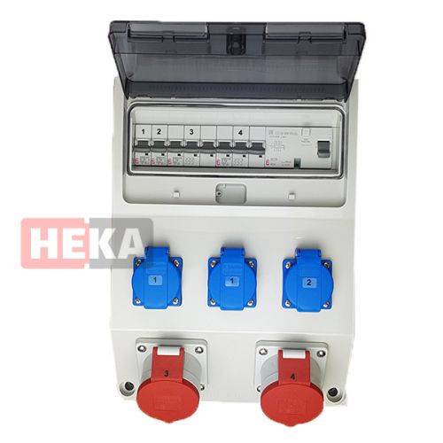 Elektrische Verteilerdose mit geöffneter transparenter Abdeckung, in der Sicherungsautomaten zu sehen sind. Darunter befinden sich vier beschriftete Steckdosen: drei blaue und eine rote.