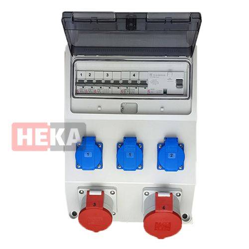 Elektrische Verteilerdose mit durchsichtigem Deckel, in der Sicherungsautomaten von 1-4 beschriftet sind, sowie vier farbige Steckdosen, zwei blaue und zwei rote.