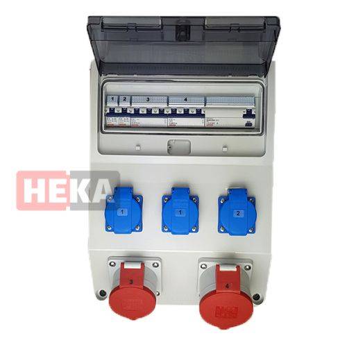 Eine weiße industrielle Stromverteilungsbox mit transparentem Panel, das Sicherungsautomaten zeigt, und vier blauen sowie zwei roten Steckdosen darunter.