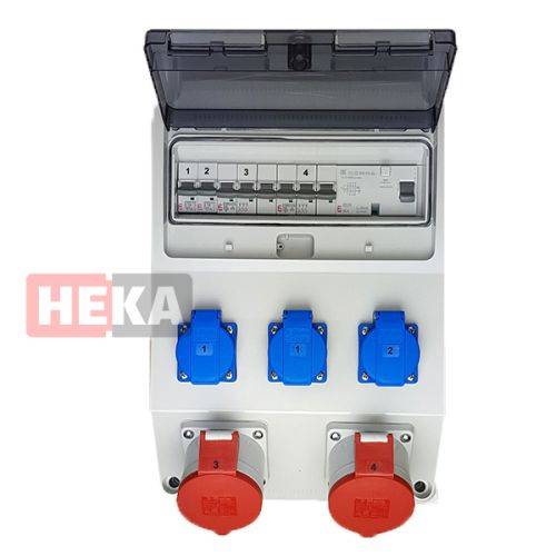 Eine Elektroverteilerdose mit vier Sicherungsautomaten, gekennzeichnet mit 1-4, drei blauen Steckdosen, beschriftet mit 1-3, und zwei roten Steckdosen, gekennzeichnet mit 4 und 5.