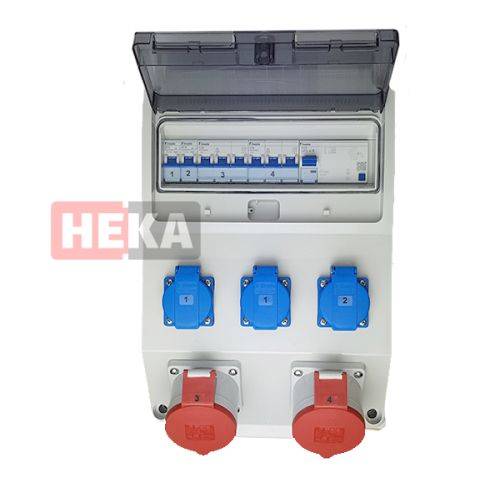 Elektrische Verteilerdose mit sieben Schaltern, vier blauen Steckdosen mit Markierungen 1-4 und zwei größeren roten Steckdosen mit Deckel. Markenbrand-Logo sichtbar.