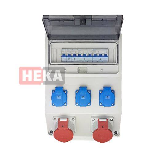 Elektrische Verteilerdose mit transparentem Deckel, der fünf beschriftete Sicherungsautomaten, drei blaue Schalter und zwei rote Steckdosen darunter zeigt.