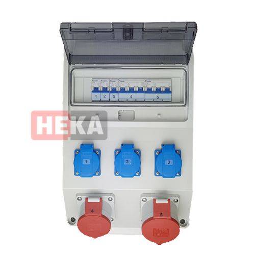 Elektrische Verteilertafel mit einer transparenten Abdeckung, die eine Reihe von Sicherungsautomaten zeigt, die von 1 bis 5 beschriftet sind. Darunter befinden sich blaue Steckdosen, die mit 1 bis 3 beschriftet sind, und rote Steckdosen, die mit 4 und 5 beschriftet sind.