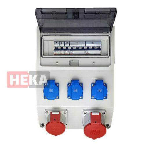 Elektrische Stromverteilerdose der Marke 'HEKA' mit vier blauen Stromsockeln und zwei roten Sockeln, abgedeckt von einem transparenten Deckel.