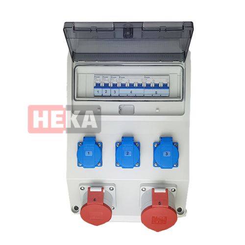Elektrische Verteilerdose mit grauem Deckel, ausgestattet mit acht Sicherungsautomaten, beschriftet von 1 bis 8, drei blauen Steckdosen mit den Bezeichnungen 1 bis 3 und zwei roten Steckdosen mit den Bezeichnungen 4 und 5.