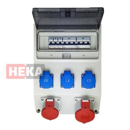 Elektrische Verteilerdose mit transparentem Deckel, fünf Sicherungsautomaten mit Beschriftung '1' bis '5', drei blaue Stecker, zwei rote Stecker.