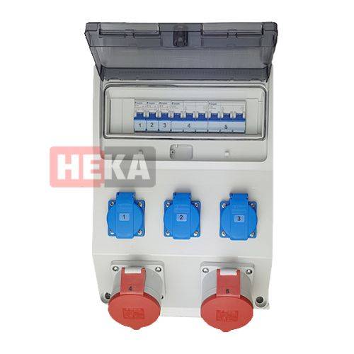 Elektrische Verteilerdose mit Schaltern, drei blauen Steckdosen, nummeriert von 1-3, zwei roten Steckdosen darunter und einem transparenten Deckel. Markenetikett 'HEKA'.