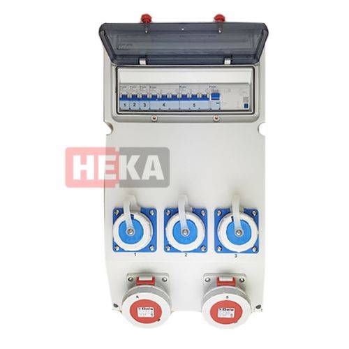 Elektrische Schalttafel mit geöffnetem Deckel, die Sicherungsautomaten zeigt, mit der Beschriftung 'HEKA', ausgestattet mit drei blauen Drehschaltern und zwei roten Steckdosen darunter.