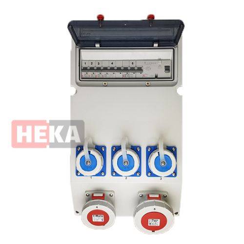 Elektrische Verteilerdose mit drei blauen Steckdosen und zwei roten Steckdosen unterhalb einer Schaltertafel. Die Marke 'HEKA' ist sichtbar.