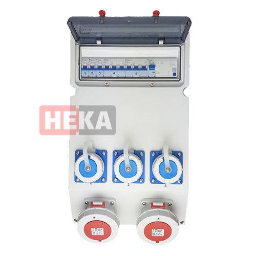 Elektrische Verteilerdose mit mehreren Sicherungsautomaten und drei blauen Steckdosen darunter. Zwei rote Steckerverbinder am unteren Rand.