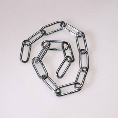 Eine kurze Metallkette, die in einem Spiralmuster auf einem einfarbigen, hellen Hintergrund angeordnet ist.