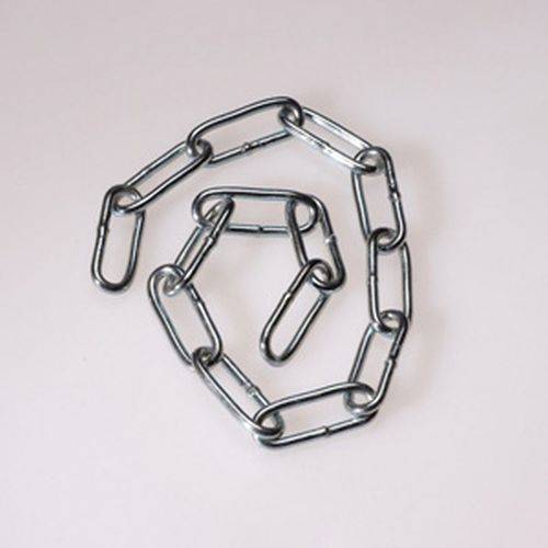 Eine Silberkette, die sich zu einer Spirale auf einem hellen Hintergrund anordnet und Vorstellungen von Verbundenheit oder Kontinuität suggeriert.