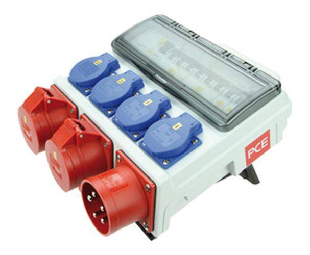 Eine Mehrfach-Stromverteilungseinheit mit roten und blauen Steckdosen und einem transparenten Deckel, der Sicherungsautomaten zeigt.