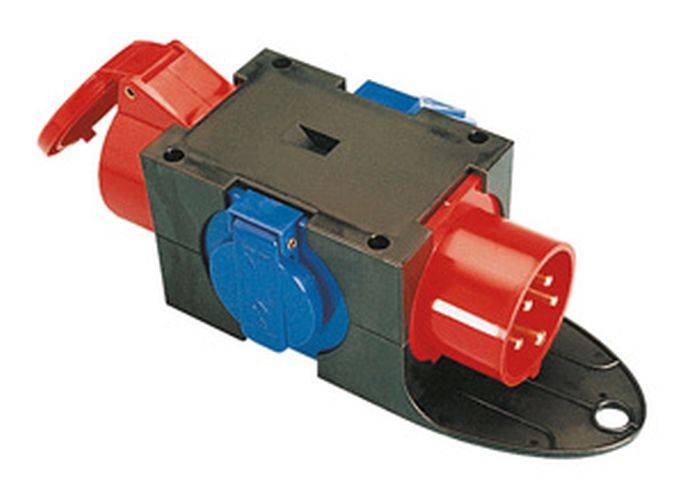 Ein robuster elektrischer Stecker mit roten und blauen Anschlüssen, für industrielle Anwendungen konzipiert, mit mehreren Kontaktstiften für eine sichere Stromverbindung.