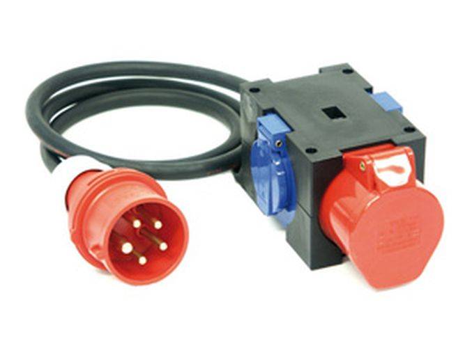 Elektrisches Netzkabel mit einem roten, runden Stecker mit drei Pins, der an einen schwarzen und blauen Adapterkasten mit zusätzlichen Anschlüssen angeschlossen ist.
