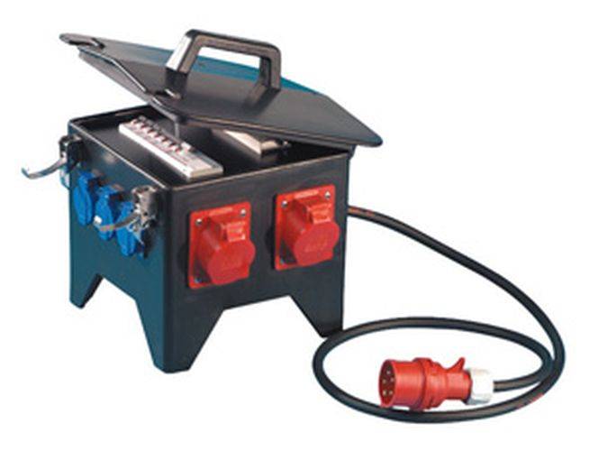 Eine tragbare elektrische Stromverteilungsbox mit mehreren Steckdosen und einem angeschlossenen Kabel, entwickelt für Außen- oder Veranstaltungseinsatz.