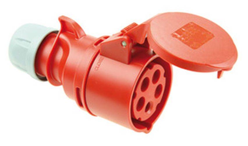 Eine rote industrielle Steckdose mit Schutzabdeckung, die ein kreisförmiges Design mit fünf Löchern für sichere elektrische Verbindungen aufweist.