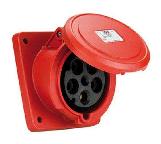 Eine rote elektrische Steckdose mit einer teilweise geöffneten Schutzkappe, die mehrere Lochöffnungen für industrielle oder schwerlasttaugliche Ausrüstung zeigt.