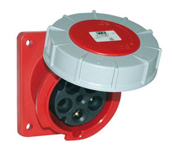 Eine rote und graue industrielle Steckdose, an einer Wand montiert, mit einer offenen Schutzabdeckung, die mehrere Anschlusspunkte im Inneren freilegt.