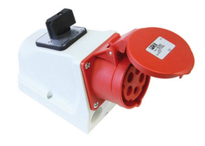 Ein industrieller roter Stromstecker mit mehreren kreisförmigen Stiften, montiert auf einem weißen Gehäuse. Ein schwarzer Schalter ist oben positioniert.