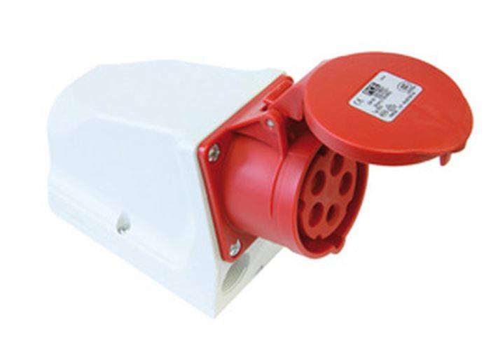 Eine rote industrielle Steckdose mit fünf kreisrunden Stiftelöchern und einer Schutzkappe ist auf einer weißen Winkelhalterung montiert.