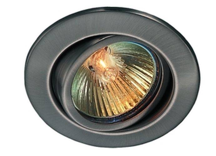 Eine in die Decke eingelassene Deckenleuchte mit metallischer Oberfläche und kreisförmigem Design, teilweise beleuchtet, vor einem neutralen Hintergrund.