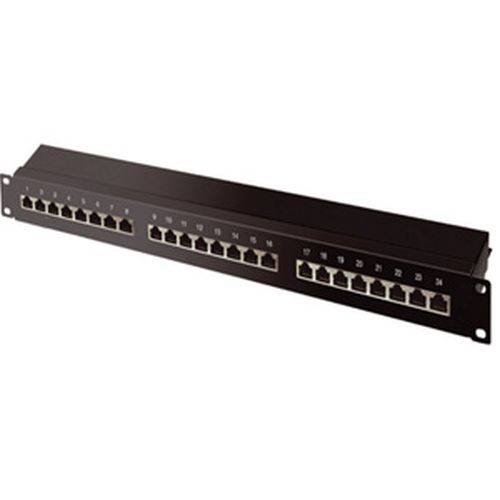 Ein schwarzes Ethernet-Patchpanel mit 24 nummerierten Anschlüssen, das zum Organisieren und Verbinden mehrerer Netzwerkkabel in einem Serverrack verwendet wird.