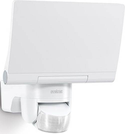 Eine weiße Außen-Sicherheitsflutlampe mit Bewegungssensor, montiert auf einer weißen Wandhalterung.