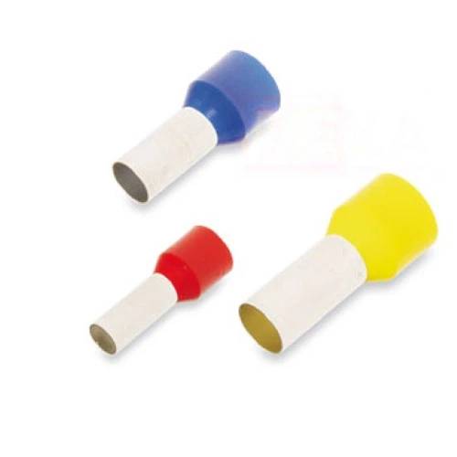 Drei isolierte Drahthülsen-Stecker in Blau, Rot und Gelb auf weißem Hintergrund.