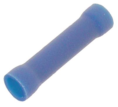Blaue isolierte Elektrokabelverbinderhülse auf schwarzem Hintergrund.