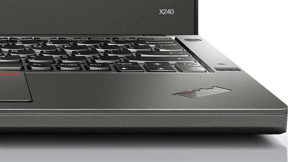 Eine Nahaufnahme einer Laptoptastatur mit Fokus auf den Tasten. Das Laptopmodell ist als 'X240' sichtbar.