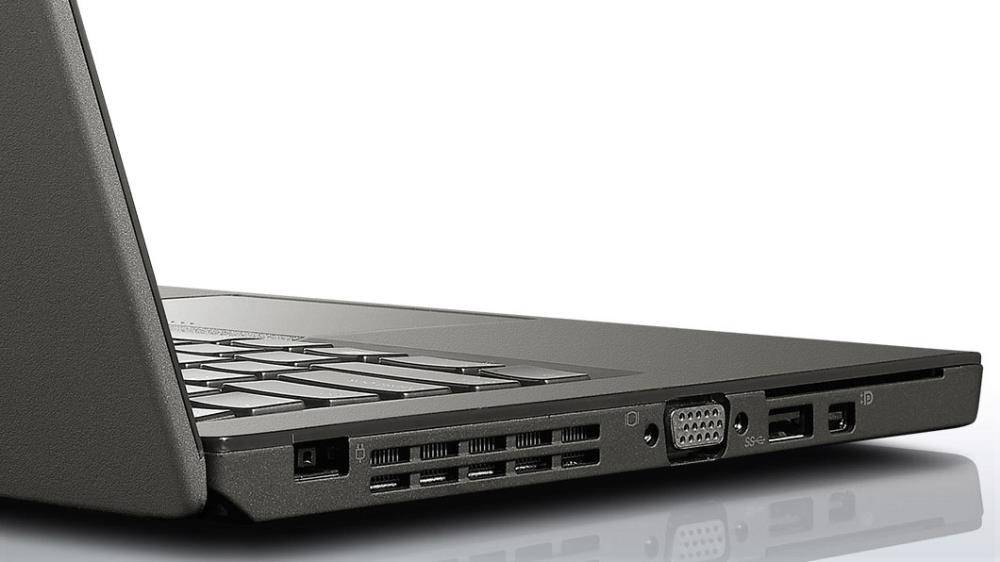 Nahaufnahme der Seitenansicht eines Laptops, die verschiedene Anschlüsse wie USB, HDMI und VGA zeigt und damit die Konnektivitätsoptionen veranschaulicht.