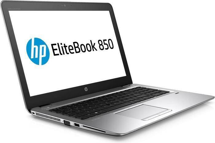Ein silberner HP EliteBook 850 Laptop mit geöffnetem Bildschirm, auf dem das Logo zu sehen ist. Die Tastatur ist sichtbar, und das Gerät ist leicht seitlich angewinkelt.